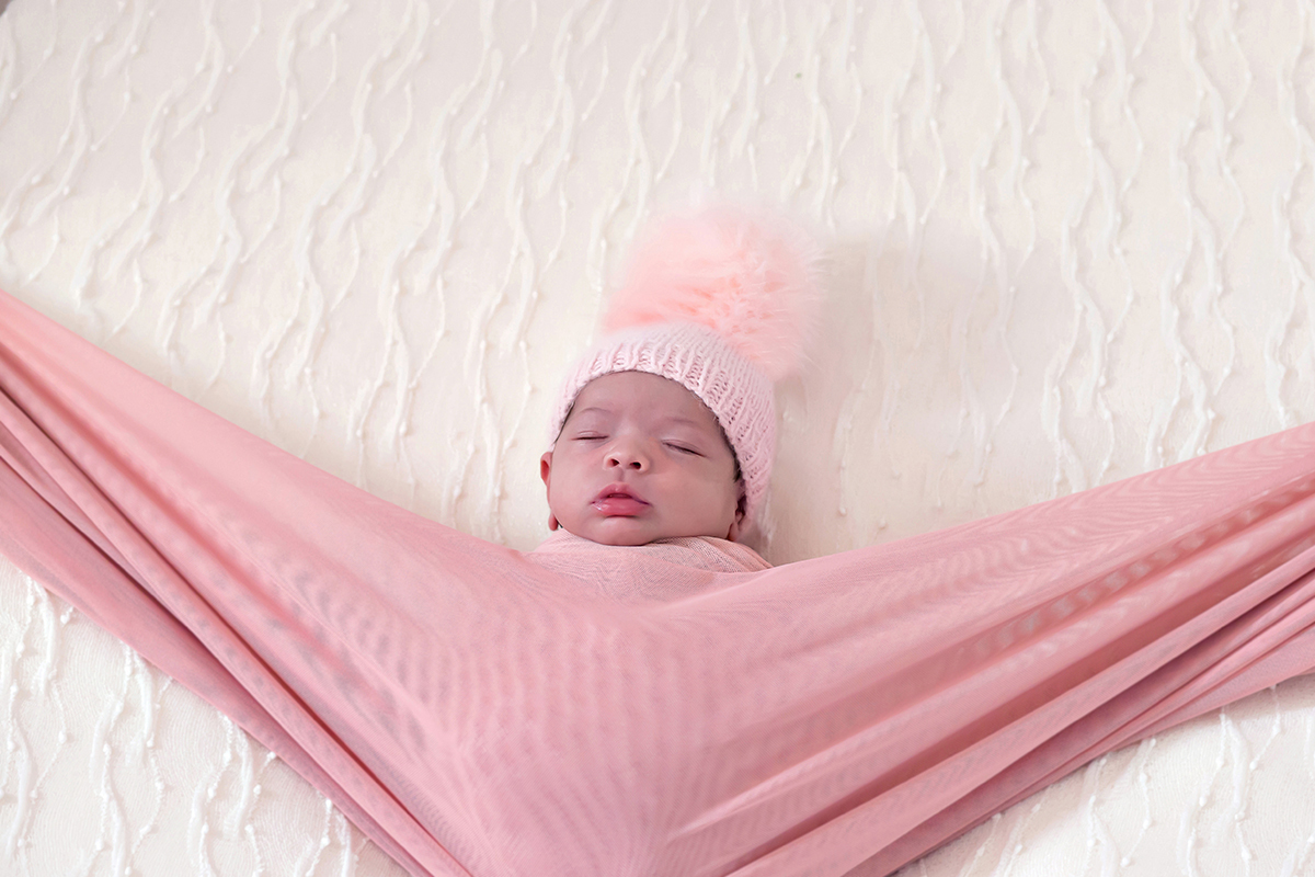 Isabel de 15 dias em suas fotos de recém nascido em Pará de Minas