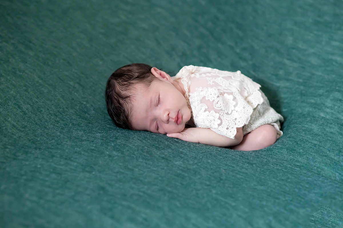 Isabel em seu ensaio de recém nascido