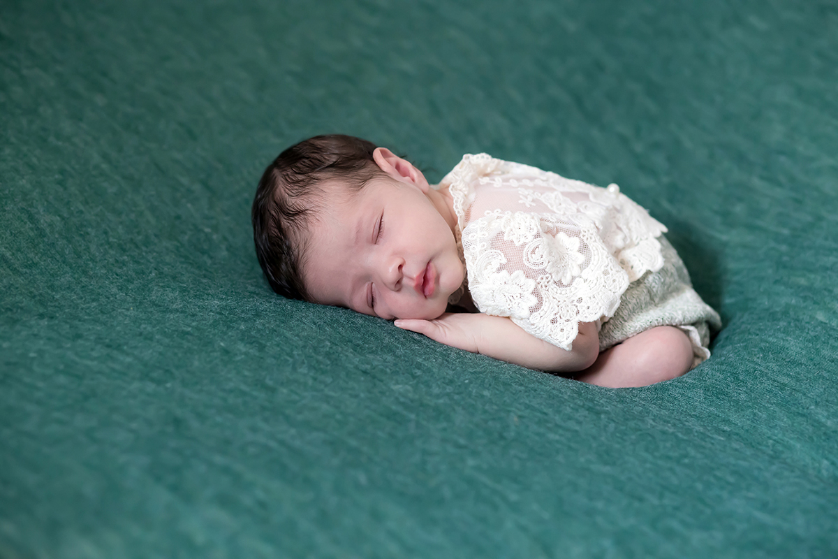 Ensaio de recém nascido da Isabel. Uma bebê de 15 dias de vida. Ensaio realizado em Pará de Minas