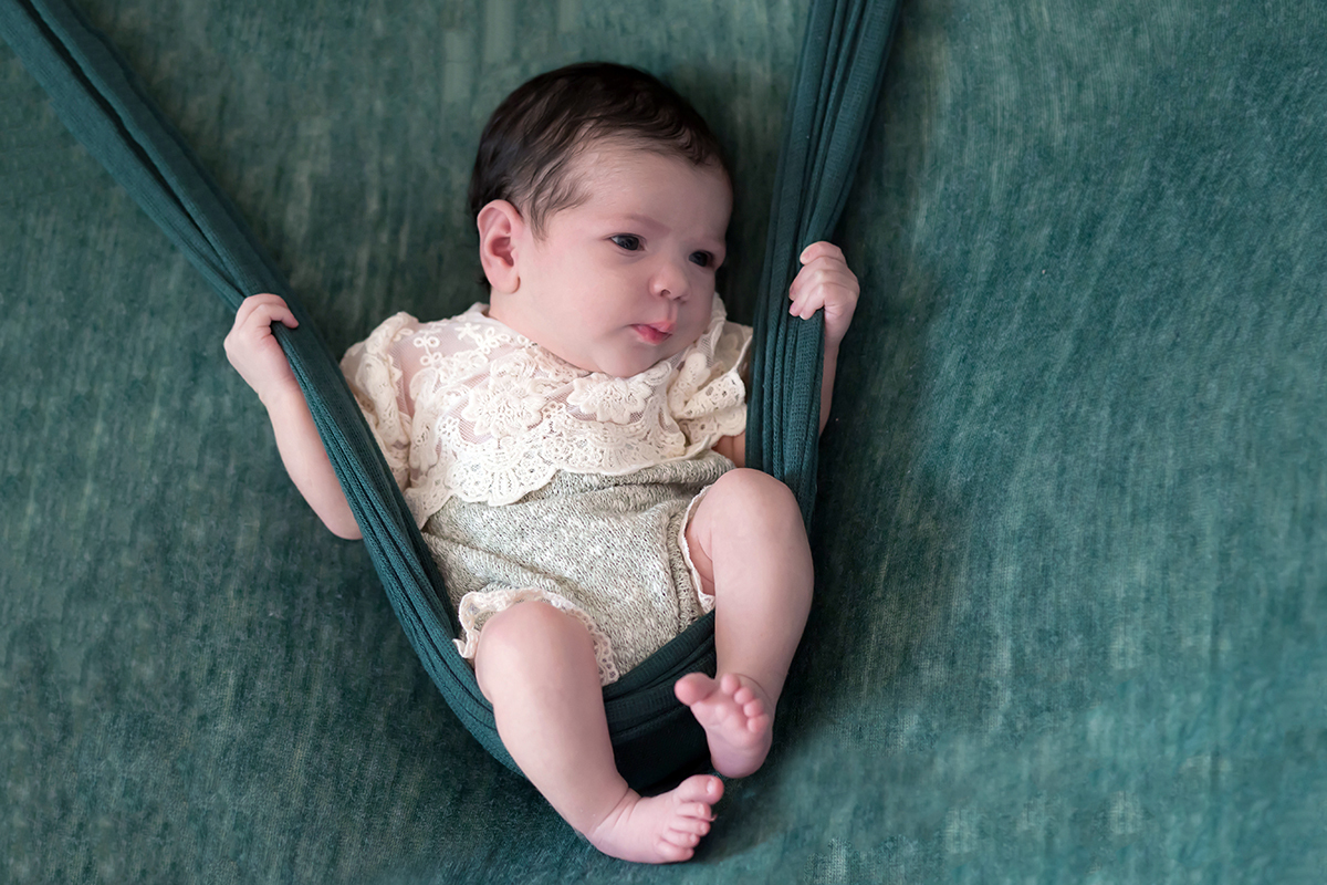 Pose no puff da Isabel de 15 dias em seu ensaio newborn em Para de Minas