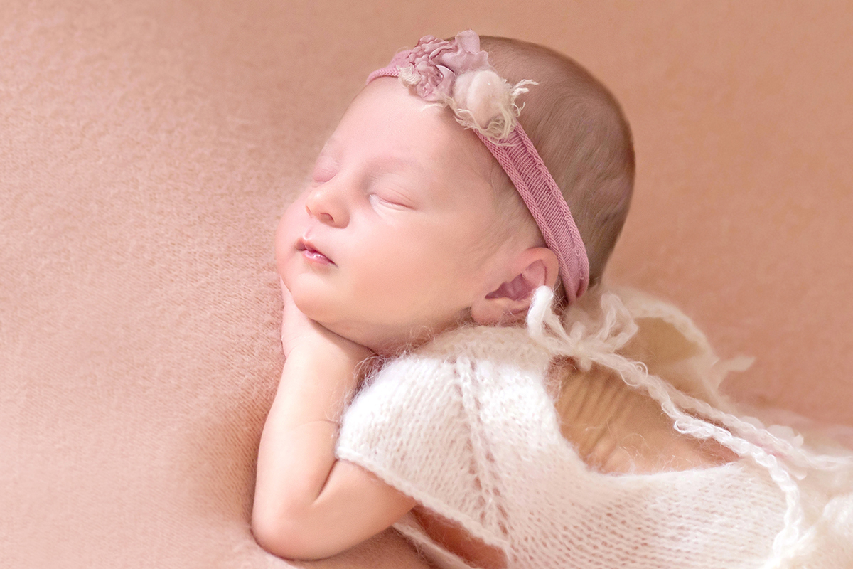 Mariana de 12 dias em seu ensaio de newborn em Pará de Minas. Pose no puff
