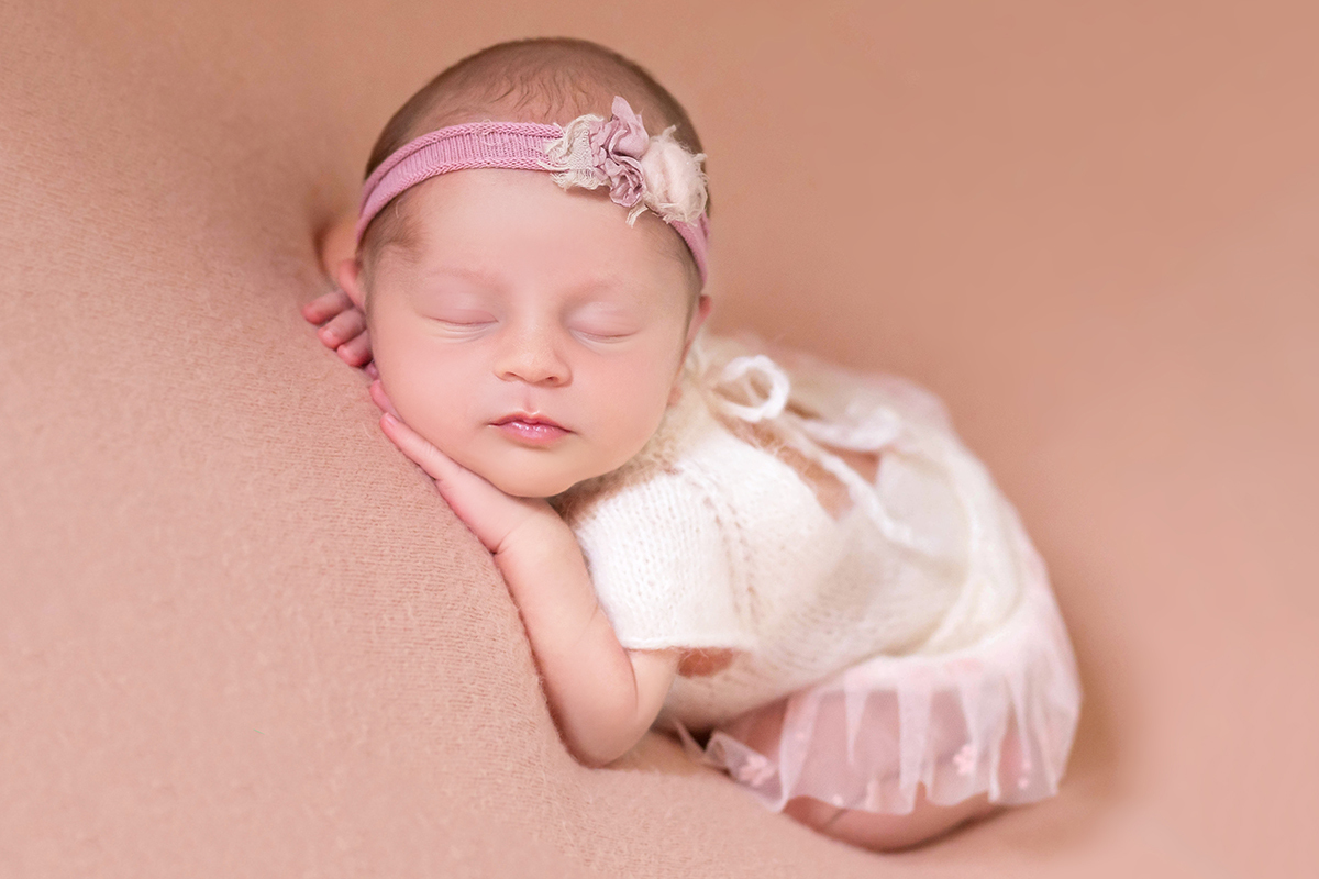 Pose no puff da Mariana de 12 dias em seu ensaio de newborn