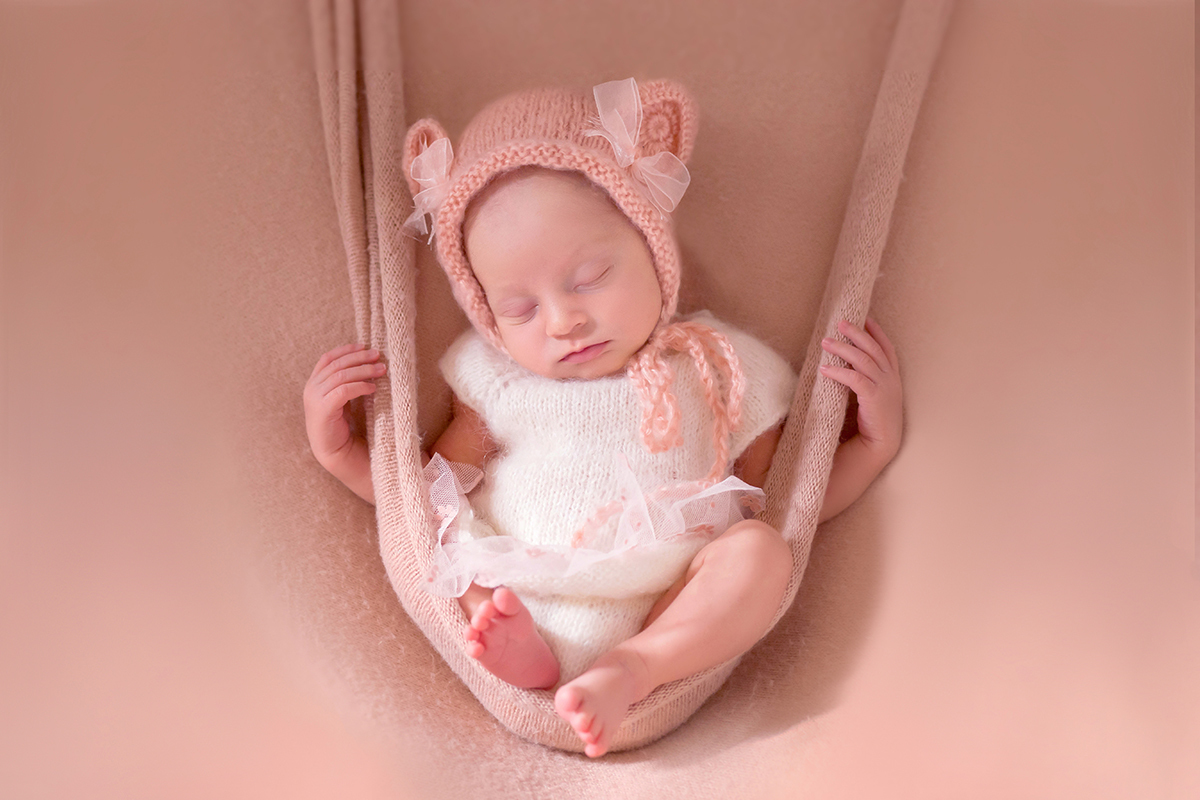 Mariana de 12 dias mostrando toda sua beleza no seu ensaio newborn em Pará de Minas