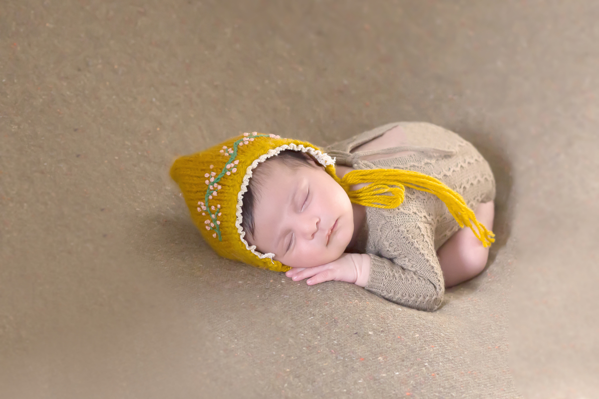 Sara de 17 dias. Pose no puff. Ensaio newborn em Pará de Minas