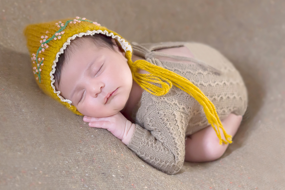 Bebê Sara de 17 dias. Pose no ´puff. Fotos de recém nascidos em Pará de Minas