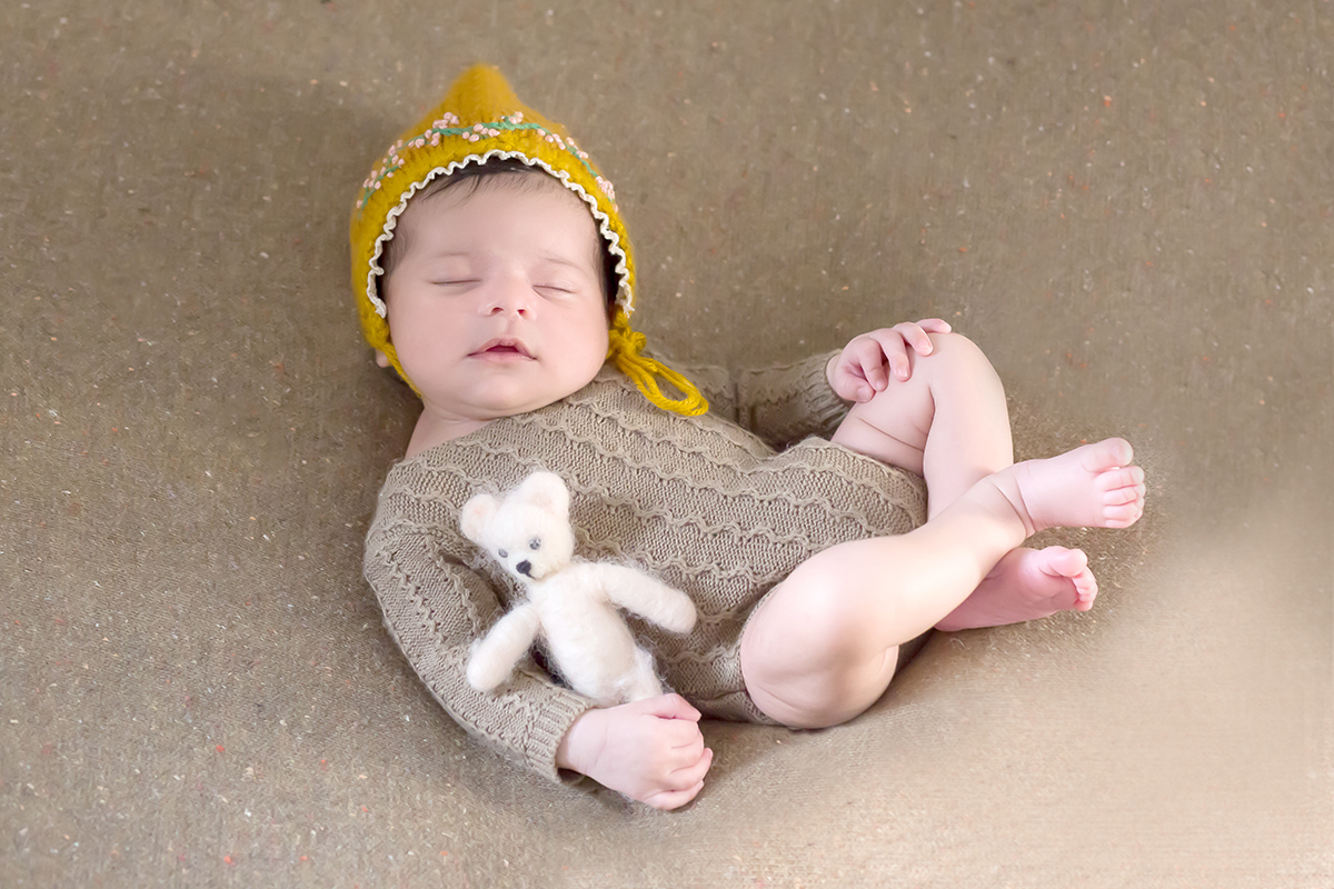 Pose Barriguinha para cima. Sara de 17 dias, em seu ensaio newborn em Pará de Minas
