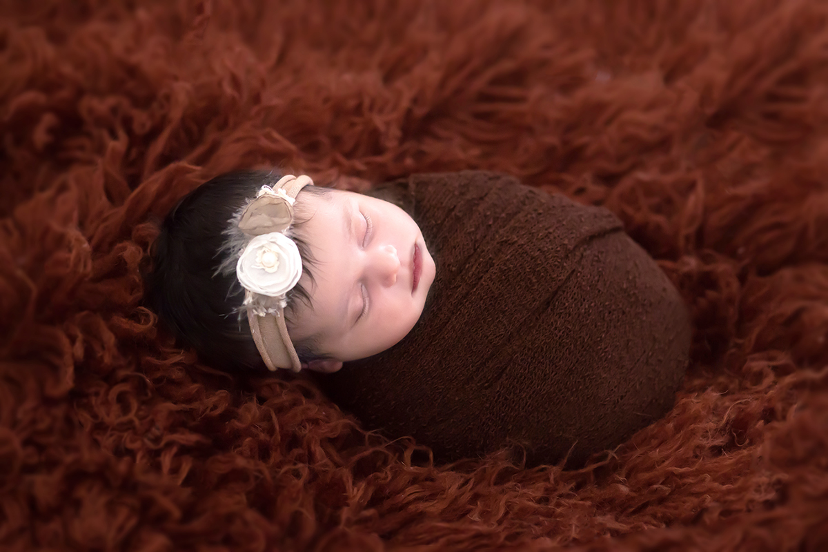 Fotos newborn da Sara de 17 dias. Pose no Puff