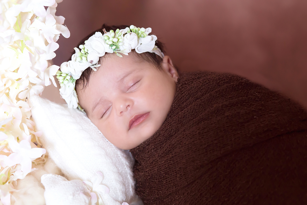 Sara em seu ensaio de recem nascido em Para de Minas