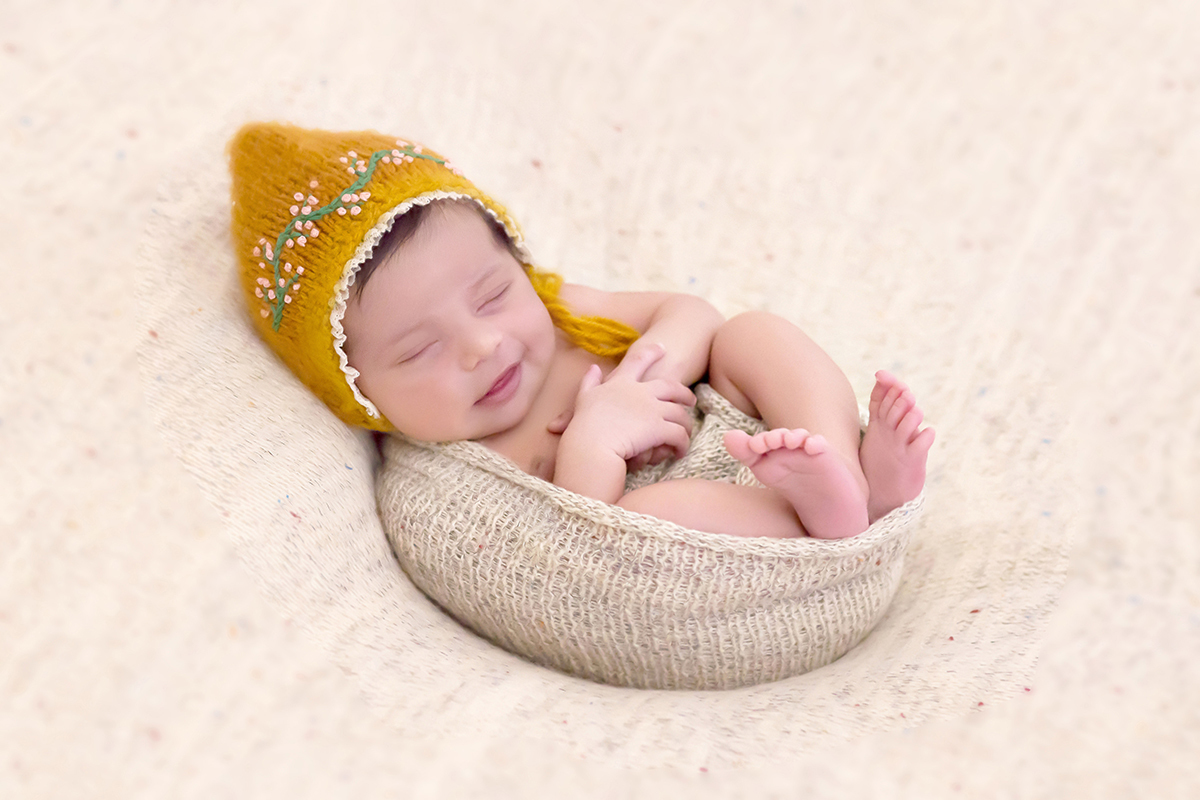 Sara em seu ensaio newborn em Pará de Minas