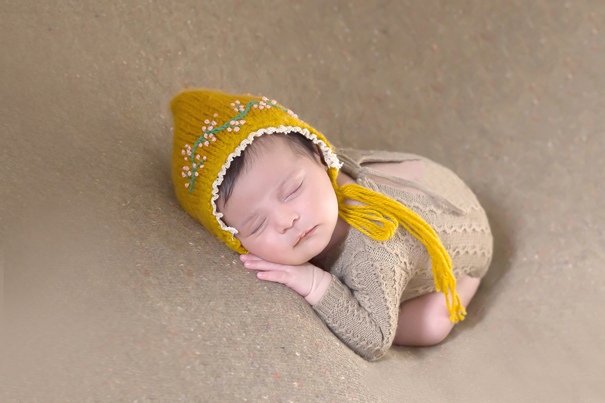 Sara mostrando toda sua fofara, neste ensaio newborn em Para de Minas. Pose no puff.