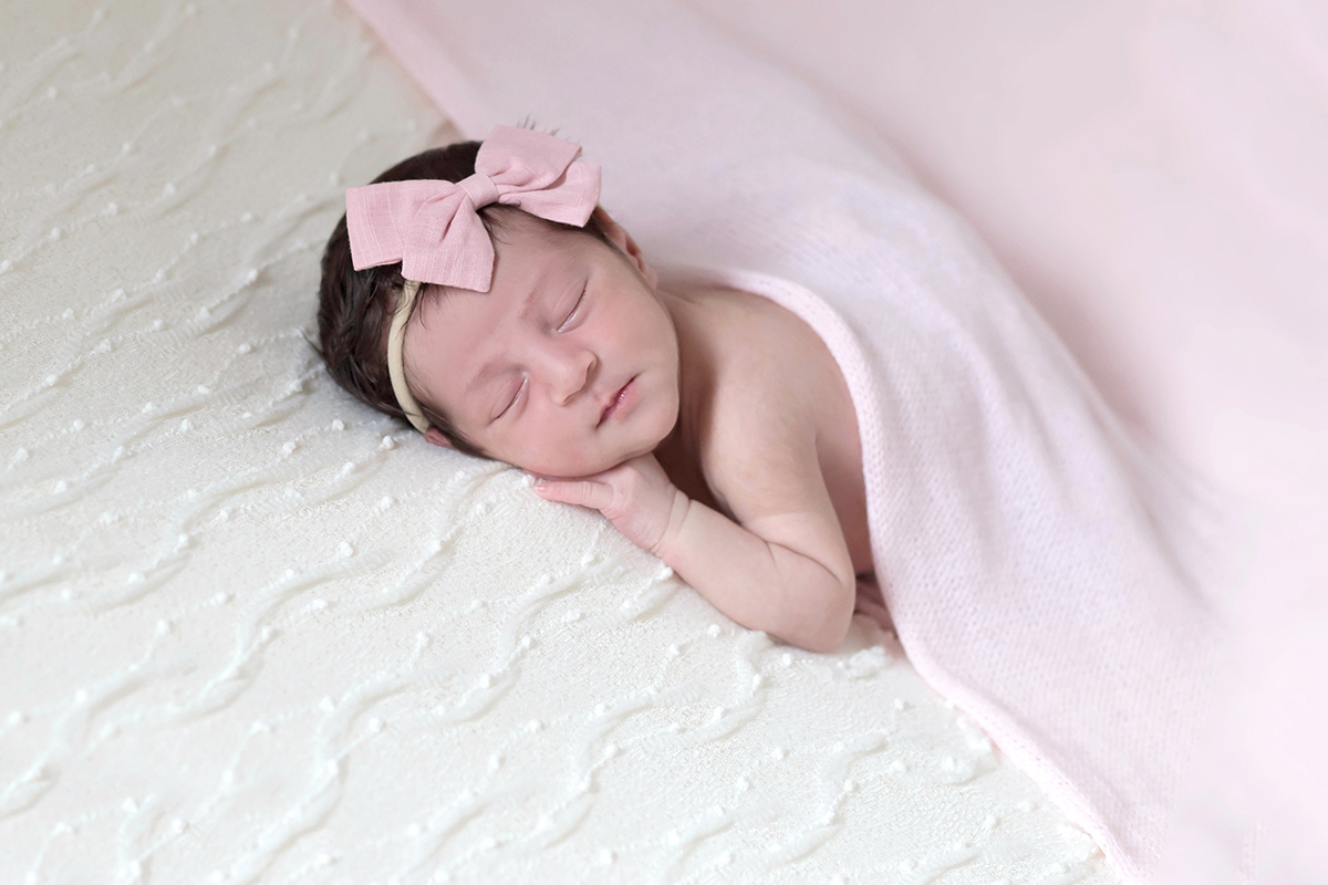 Alice de 13 dias em seu ensaio newborn, em Pará de Minas. Foto no puff.