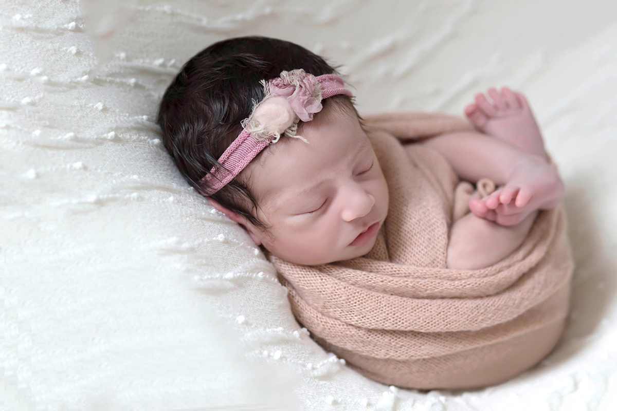 Alice de 13 dias, mostrando todo seu encaio, neste ensaio de newborn em Pará de Minas