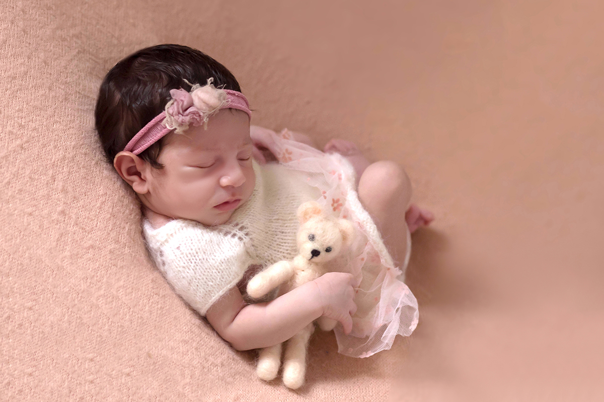 Newborn da Alice de 13 dias em Para de Minas. Pose no puff.