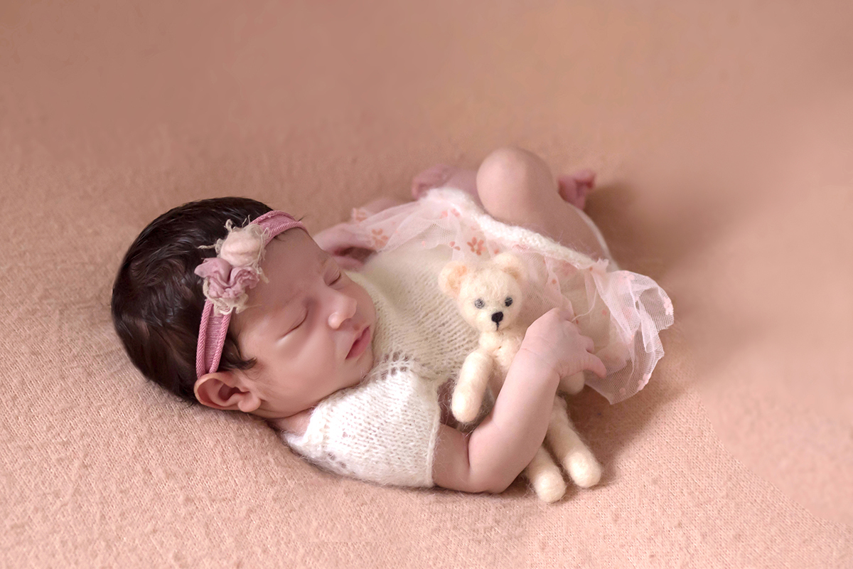 Fotografias da Alice de 13 dias. Ensaio de Newborn em Pará de Minas. Pose no puff.