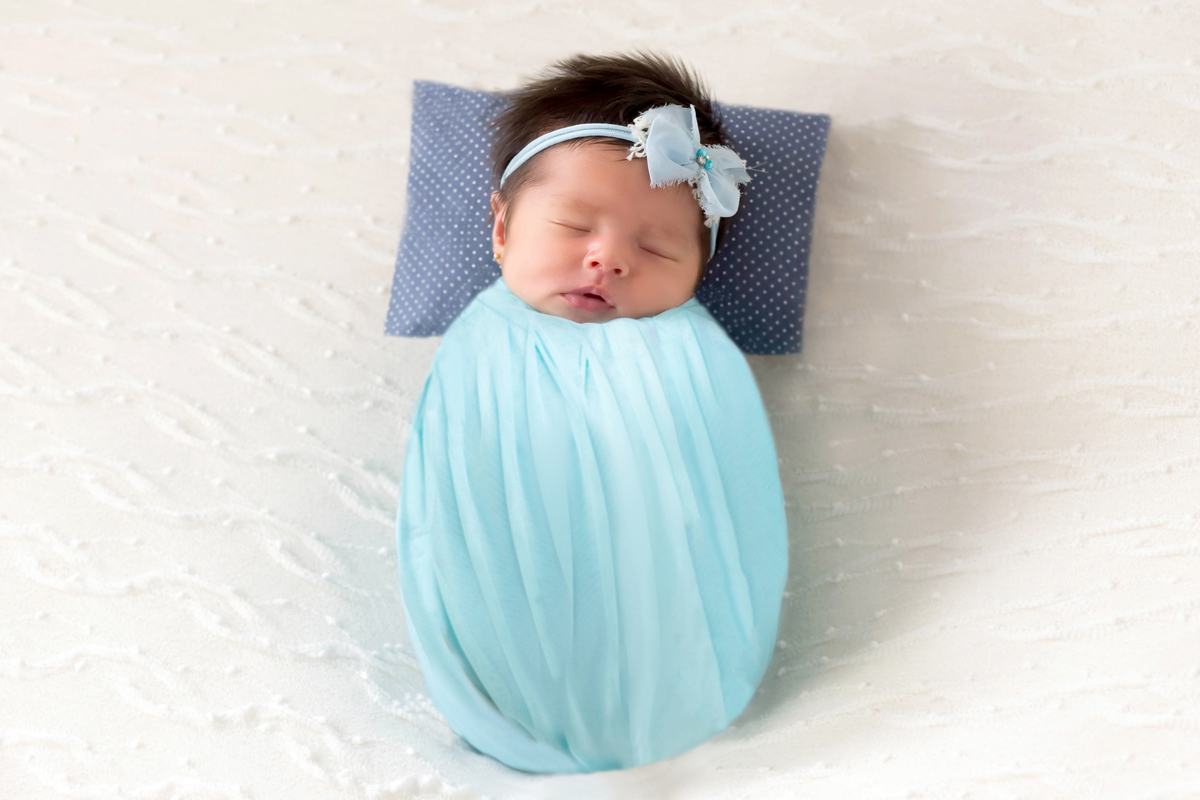 Helena de 18 dias em seu ensaio newborn em Para de Minas