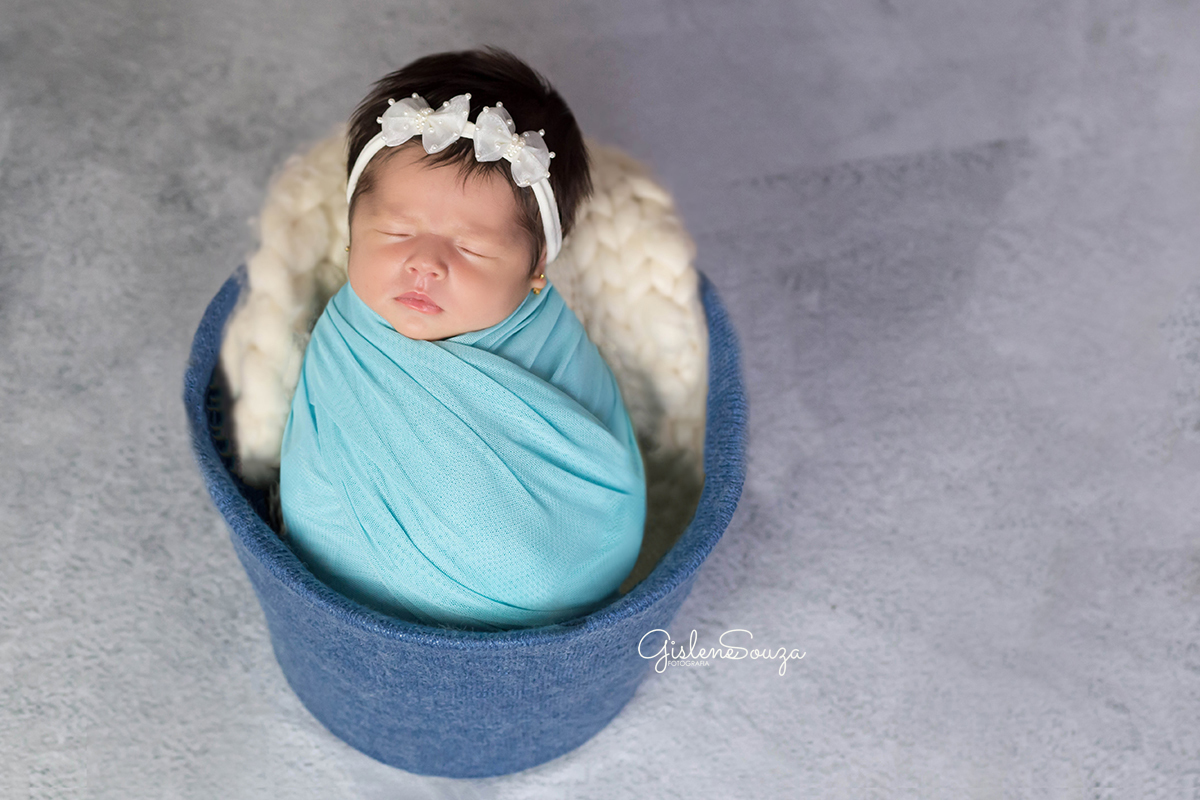 Ensaio newborn em Para de Minas da Helena de 18 dias. Pose no prop baldinho