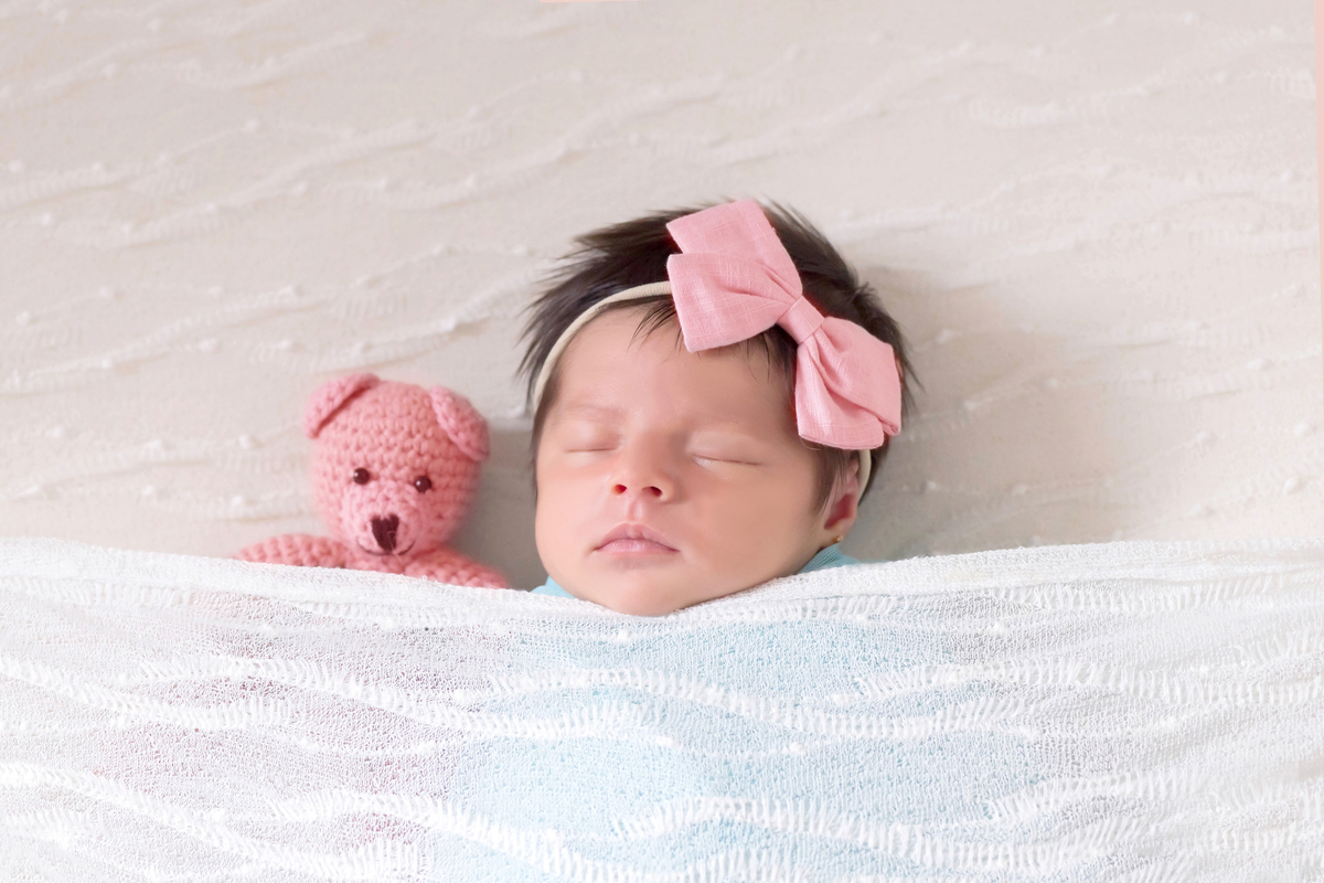 Helena modelando pela primeira vez em seu ensaio newborn em Pará de Minas