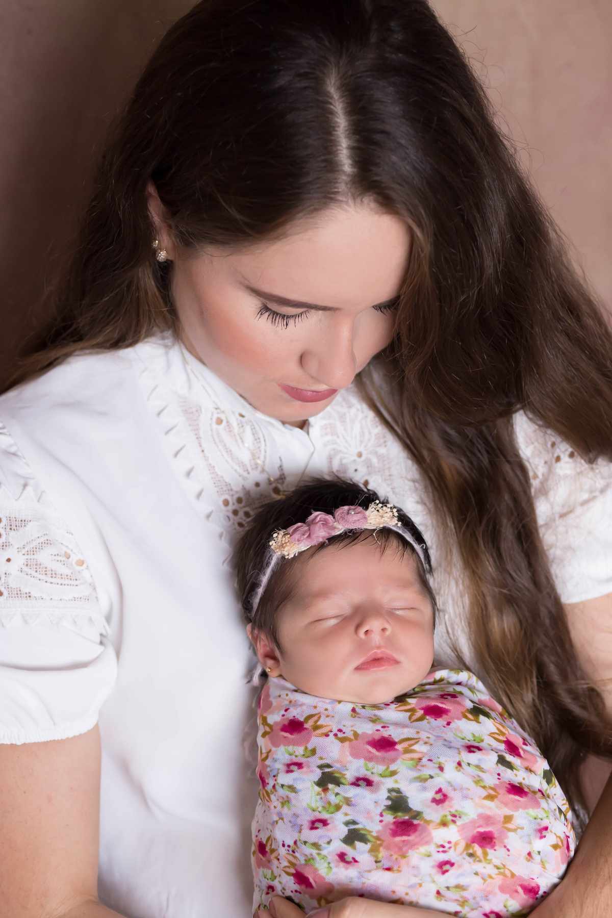 Pose com a mãe no ensaio newborn da Helena de 18 dias.