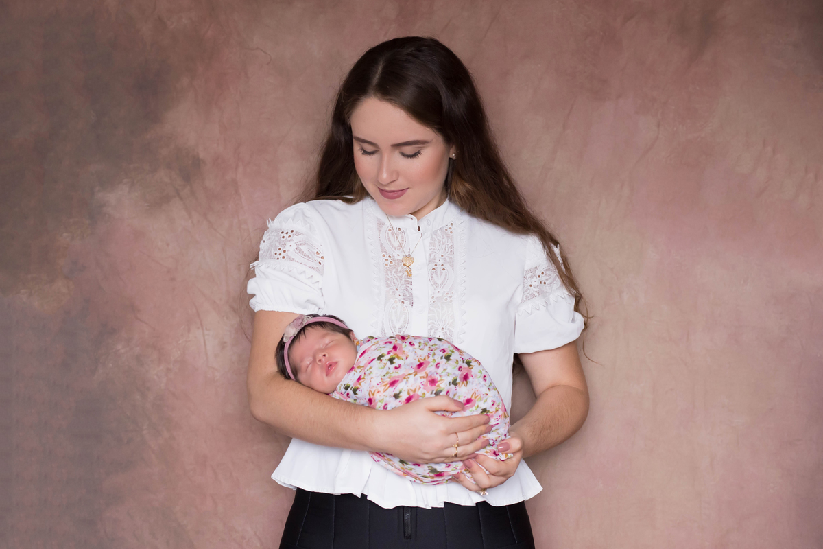 Helena esbanjando fofura em seu ensaio de newborn em Pará de Minas. Pose com a mãe