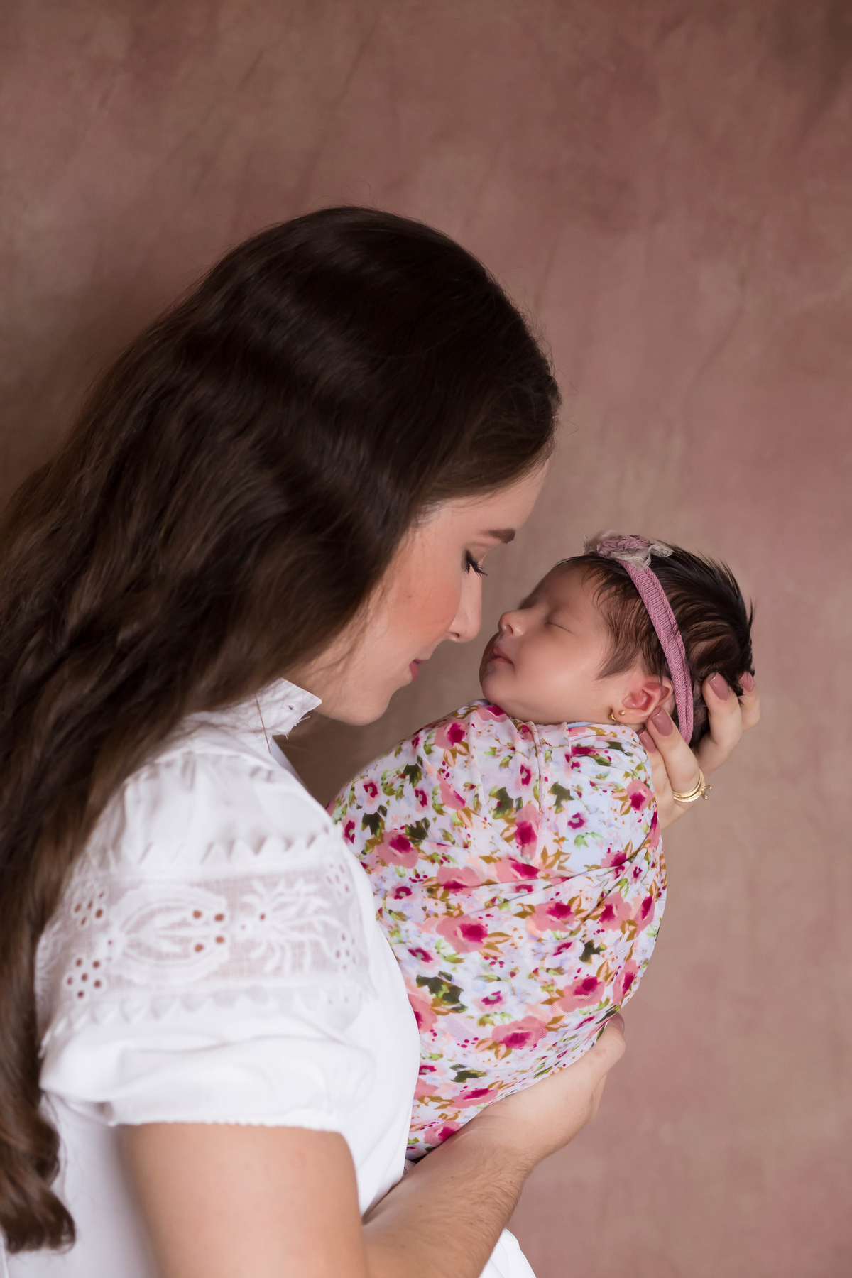 Um momento lindo do ensaio newborn da Helena de 18 dias em Pará de Minas. Pose com mãe.