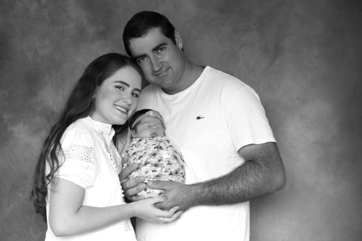 Um momento mágico do ensaio newborn da Helena de 18 dias, em Pará de Minas. Pose com os pais