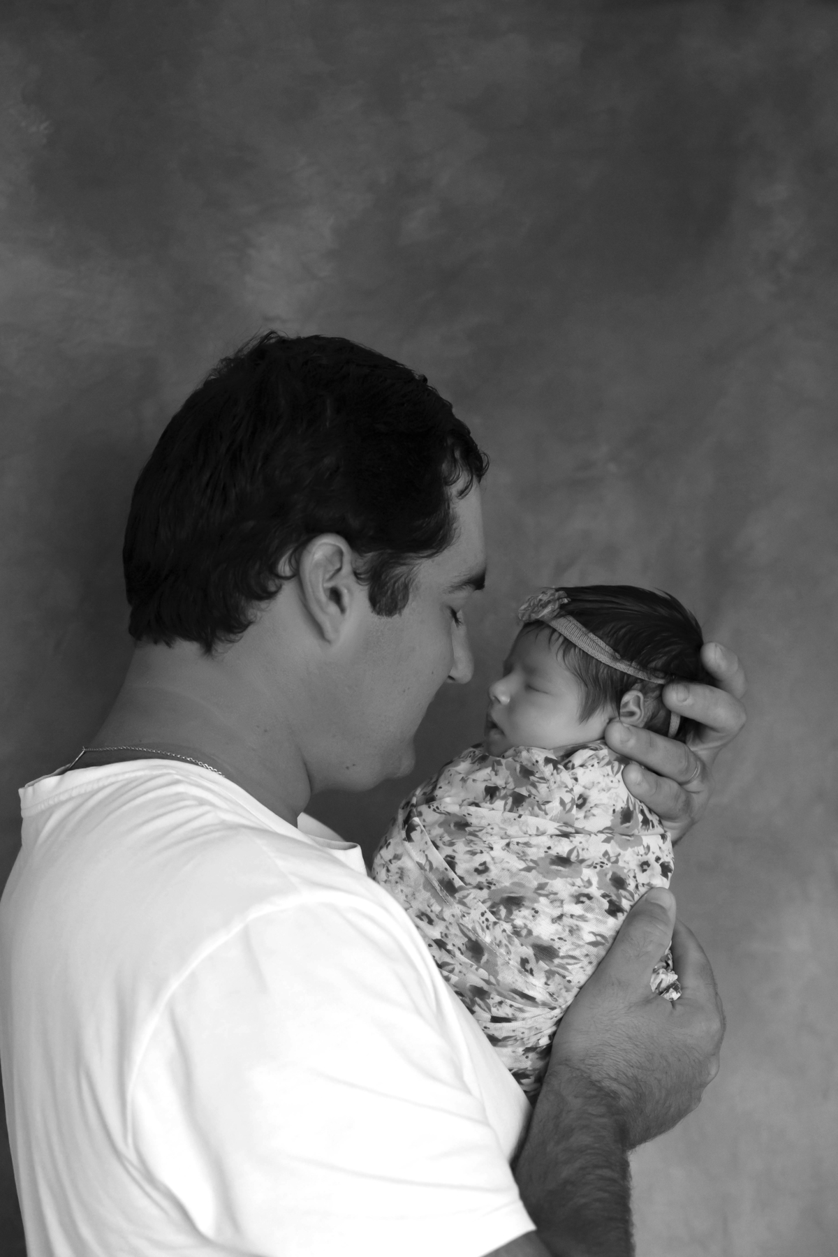 Pose com o papai! Hena de 18 dias em seu ensaio de recém nascido em Pará de Minas