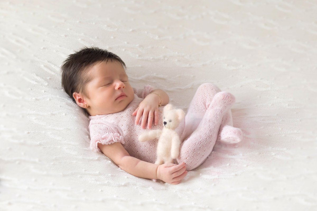 Helena em seu ensaio de recém nascido em Pará de Minas. Pose de barriguinha para cima no puff.