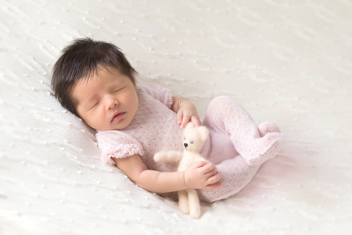 Foto de recém nascido da Helena de 18 dias em Pará de Minas. Pose no puff.