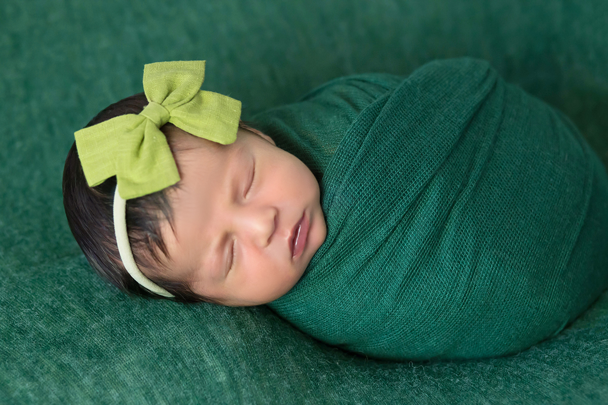 Maria Elisa fotos no puff no seu ensaio de newborn em Pará de Minas