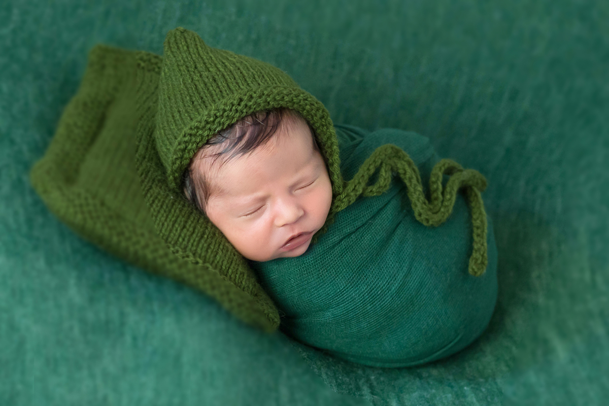 Pose no puff do ensaio de newborn da Maria Elisa em Pará de Minas
