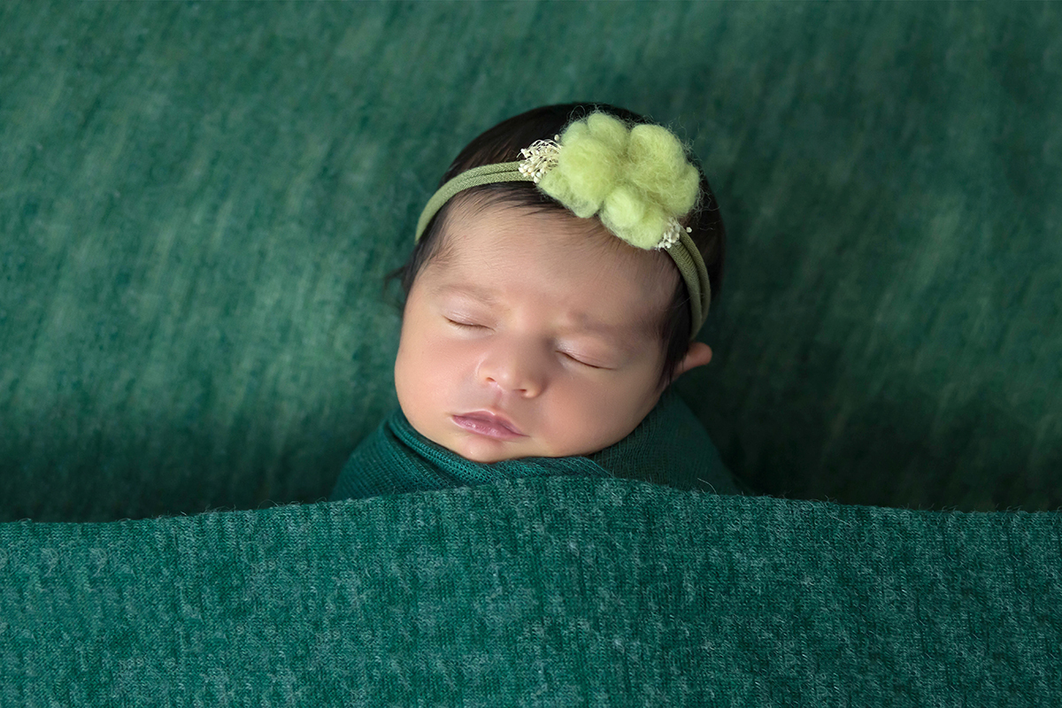 Foto no puff do ensaio de recem nascido da Maria Elisa de 13 dias em Pará de Minas