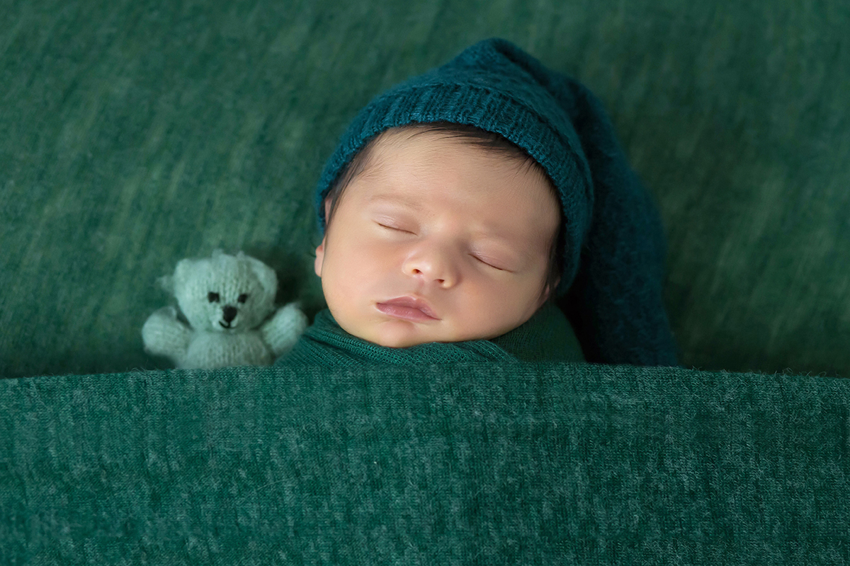 Fotografia newborn em Para de Minas. Pose no puff da Maria Elisa