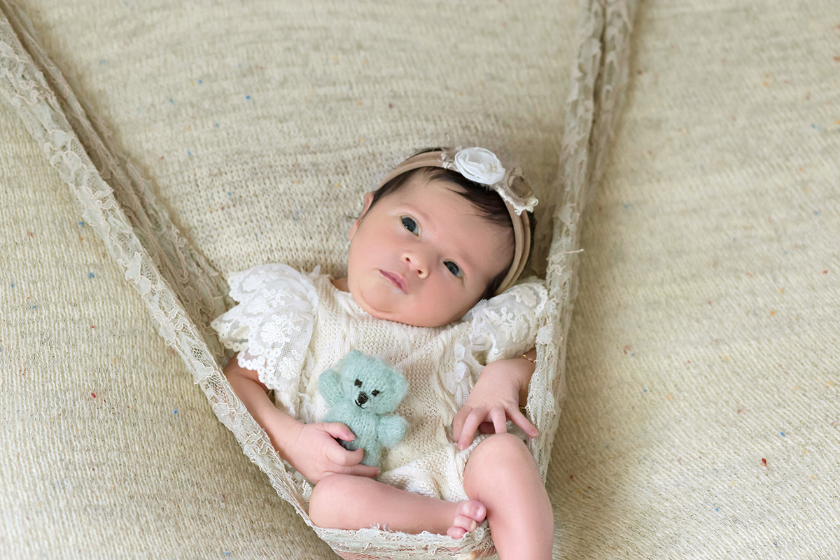 Foto no balanço da Maria Elisa em seu ensaio de newborn em Pará de Minas