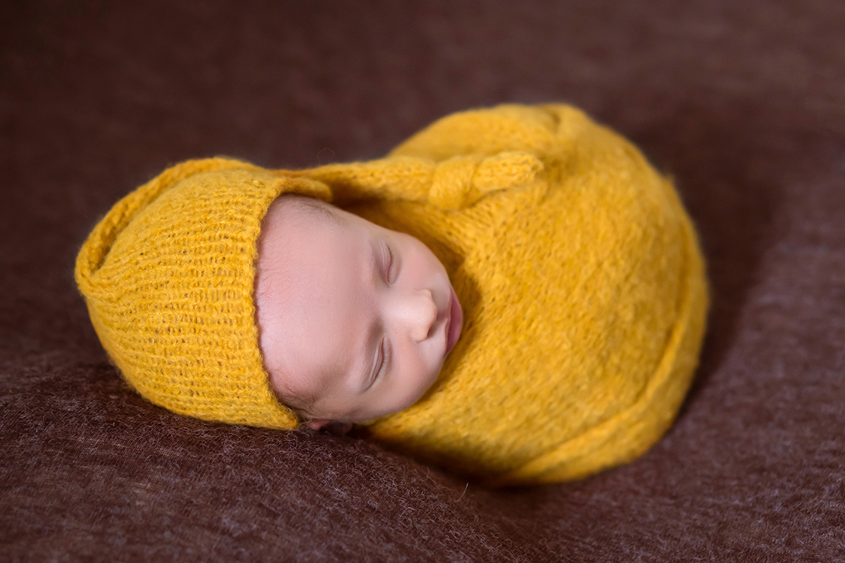 Antônio modelando pela primeira vez em suas fotos de recém-nascido em Pará de Minas