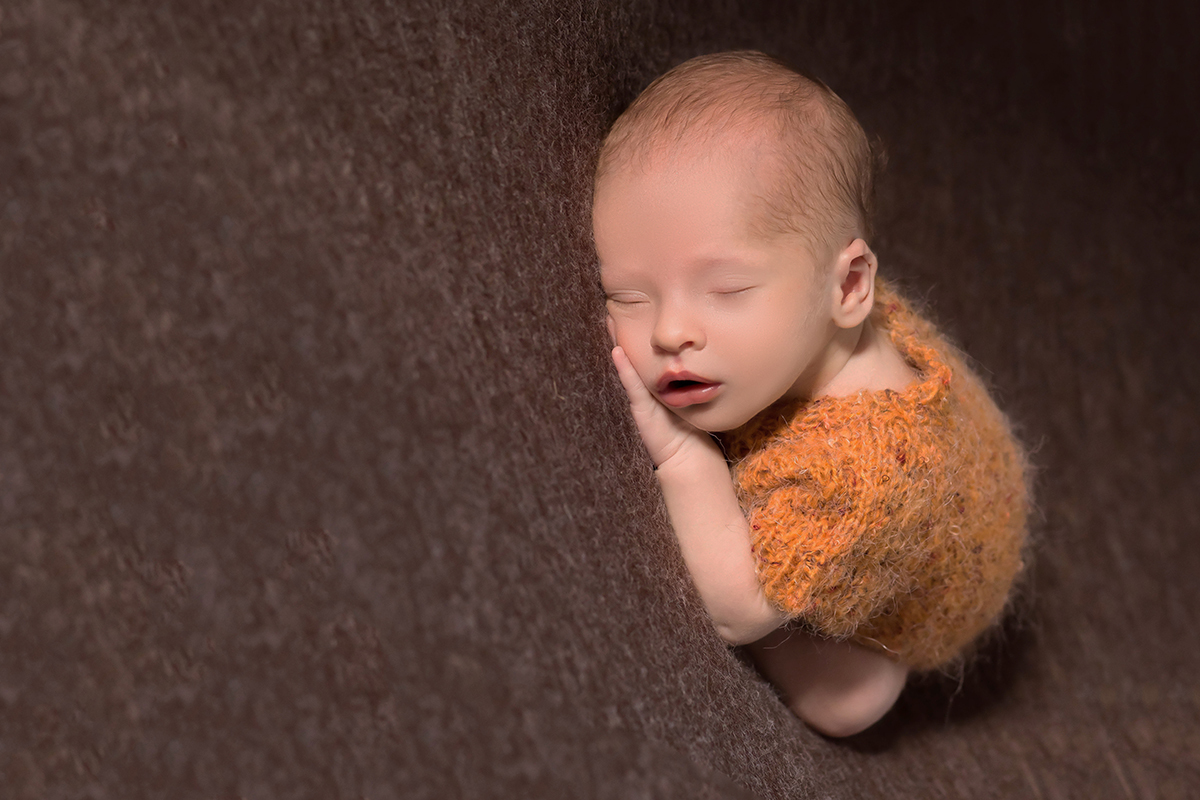 Antônio de 12 dias modelando em seu ensaio de newborn em Pará de Minas