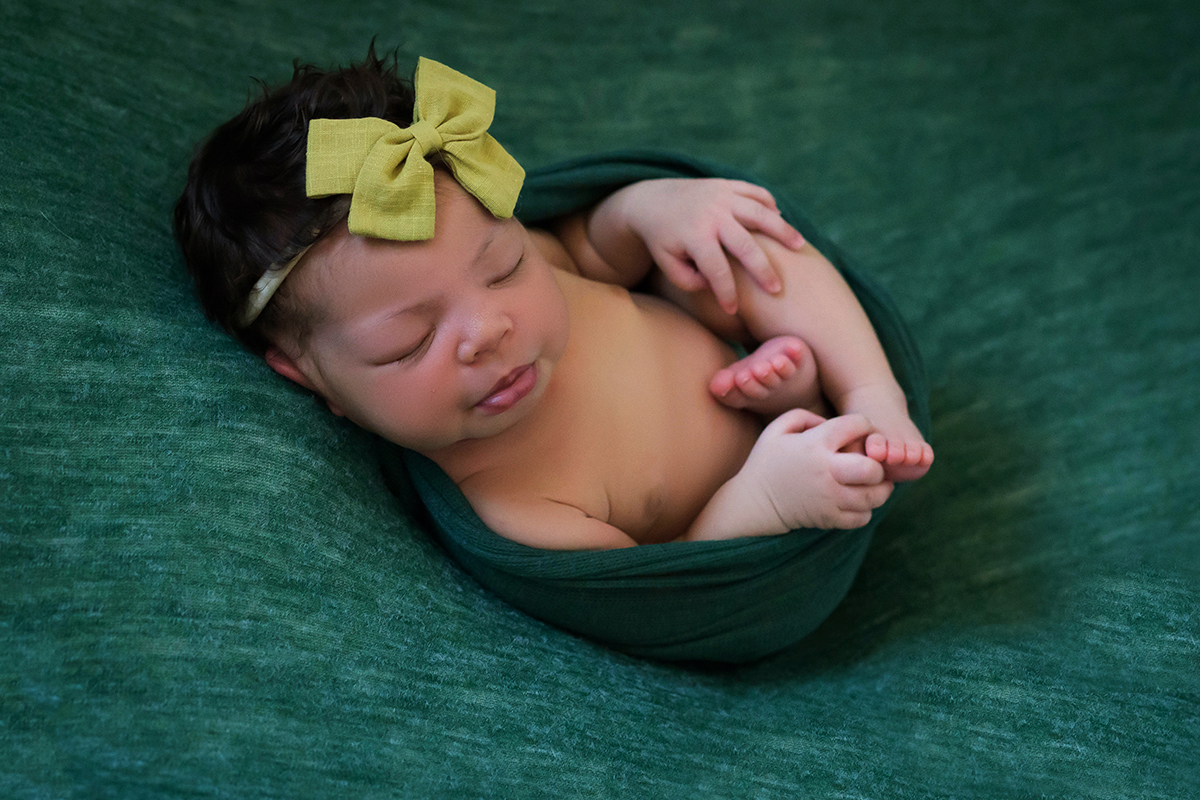 Aurora de 13 dias, mostrando todo seu encanto no seu ensaio de newborn em Para de Minas