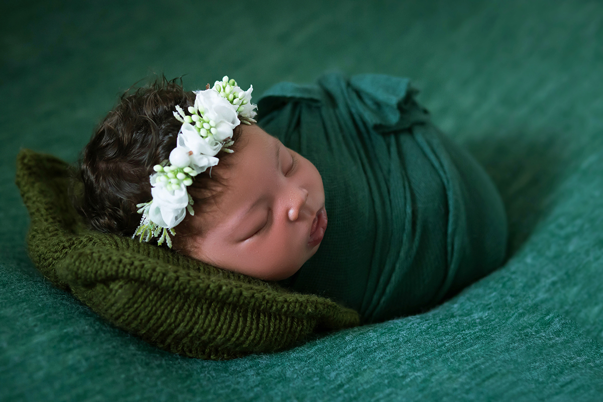 Ensaio de newborn em Pará de Minas. Pose no puff. Aurora de 13 dias.