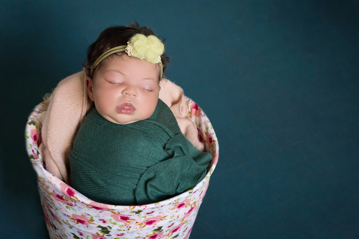 Posse no props baldinho, da Aurora em suas fotos de recém nascido em Pará de Minas