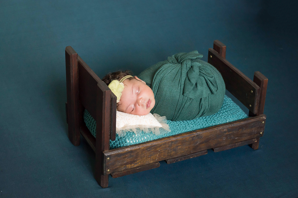 Posse no props caminha da Aurora de 13 dias, em seu ensaio de newborn