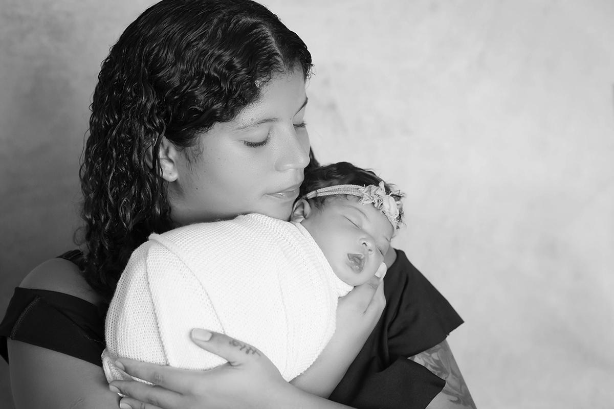 Ensaio de newborn da Aurora de 13 dias. Posse com a mamãe. Ensaio realizado em Pará de Minas