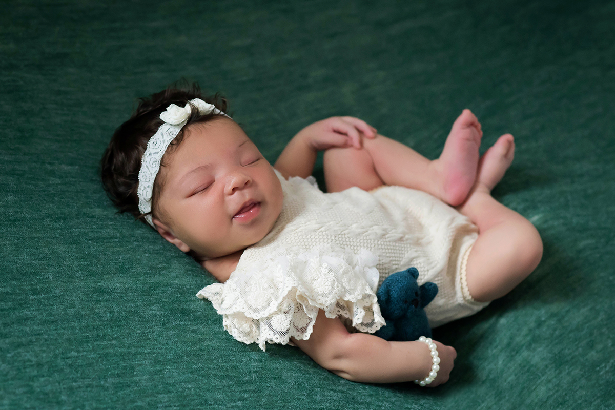 Aurora mostrando toda sua fofura em seu ensaio de newborn em Pará de Minas