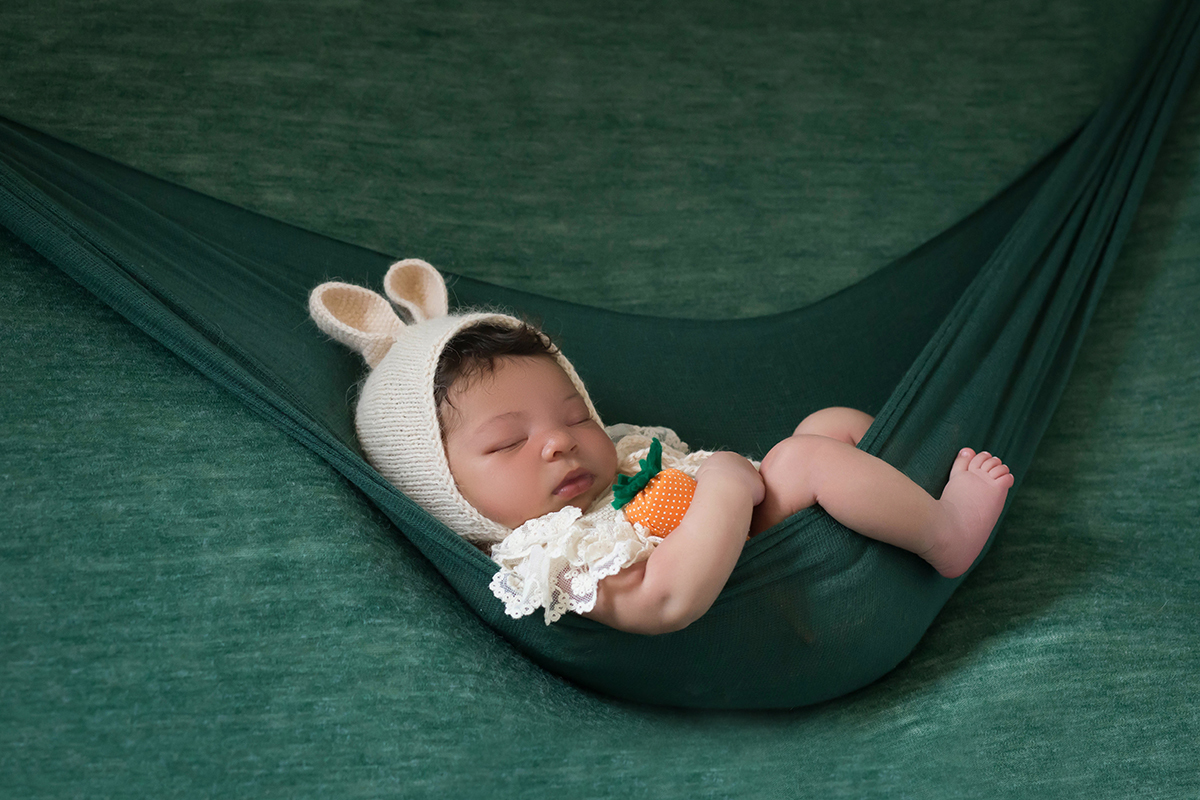 Aurora em seu ensaio de nwbron, com 13 dias de vida