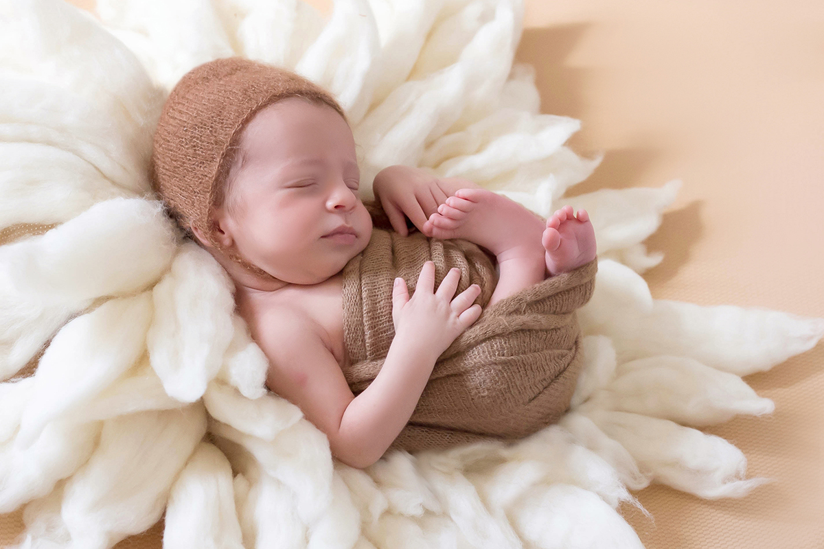 José Pedro de 12 dias modelando pela primeira vez em seu ensaio de newborn em Pará de Minas
