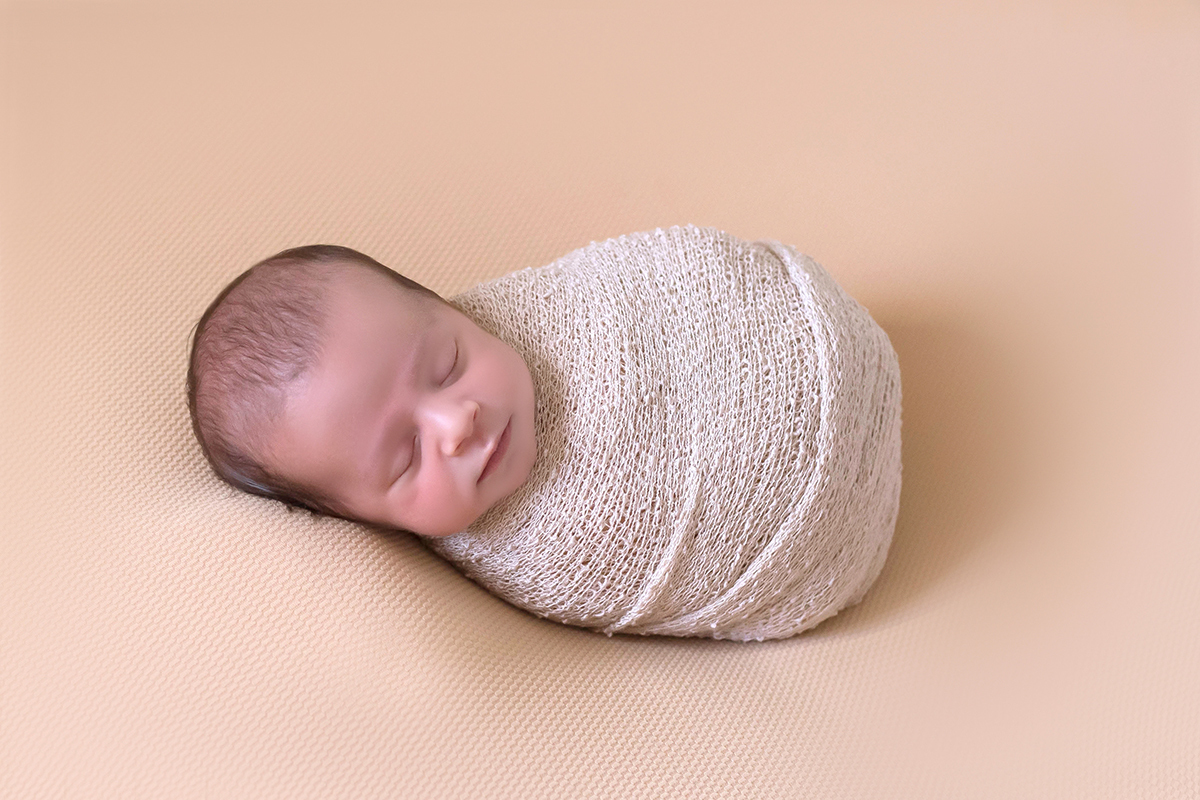 José Pedro em suas fotos de newborn. Ensaio realizado em Pará de Minas.