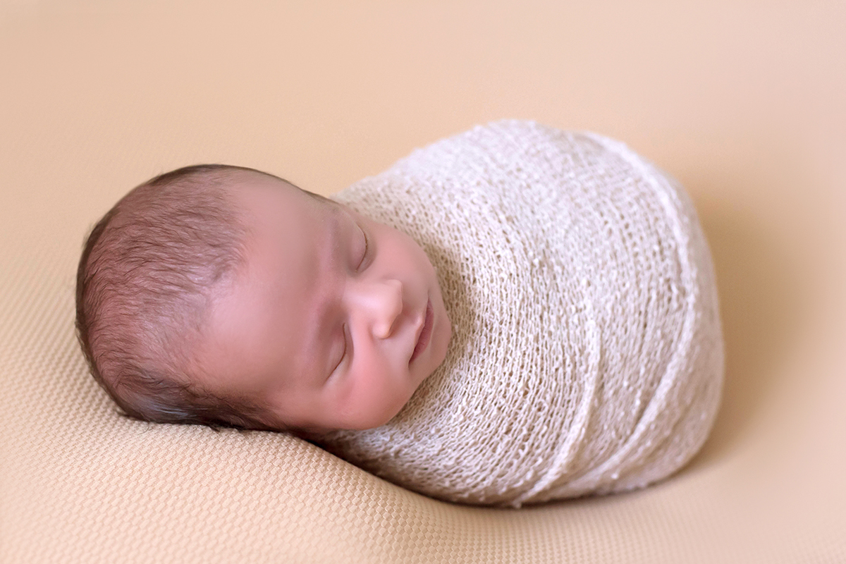 Pose no puff do ensaio newborn do José Pedro de 12 dias