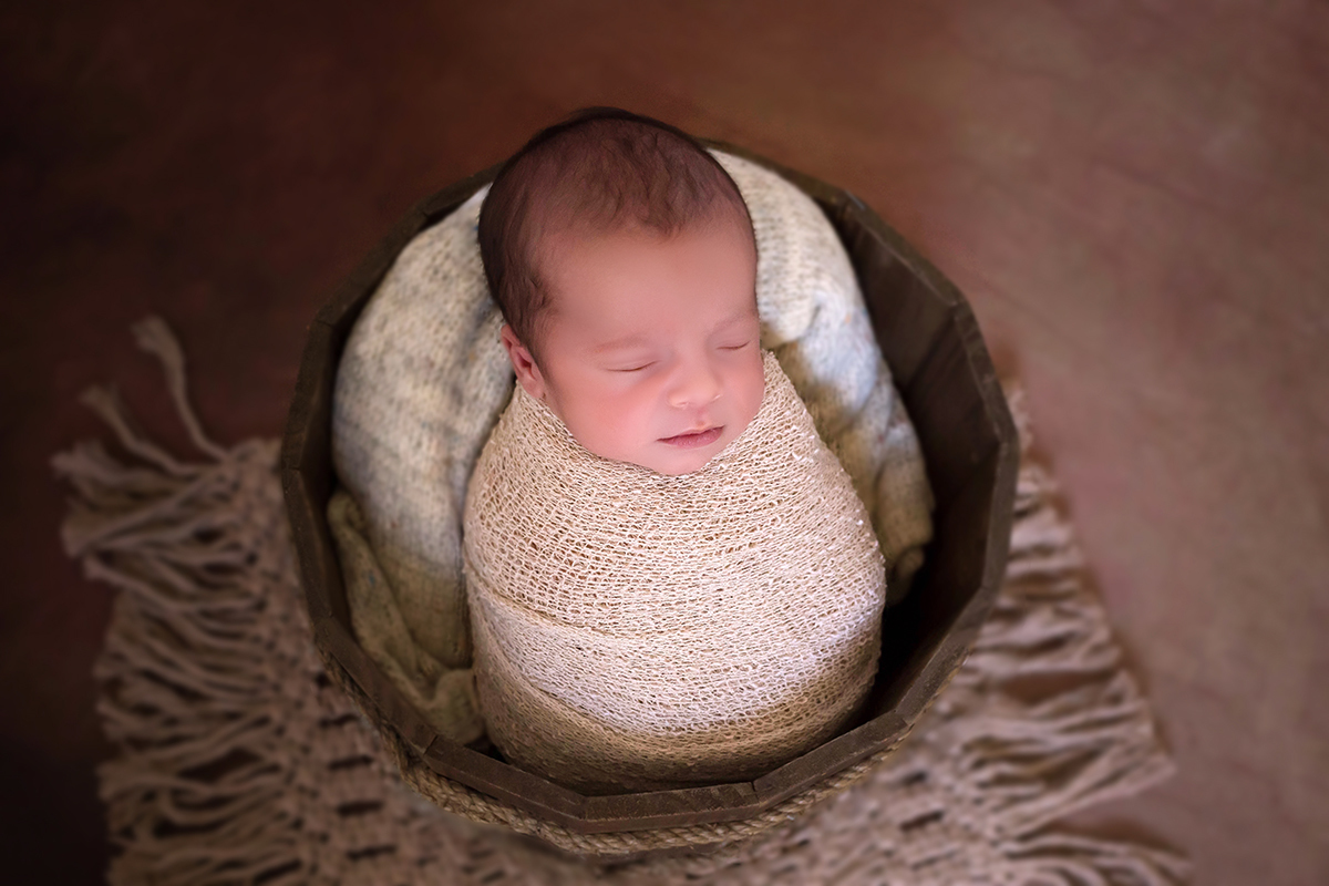 Fotografia de newborn do José Pedro de 12 dias em Pará de Minas. Prop baldinho.