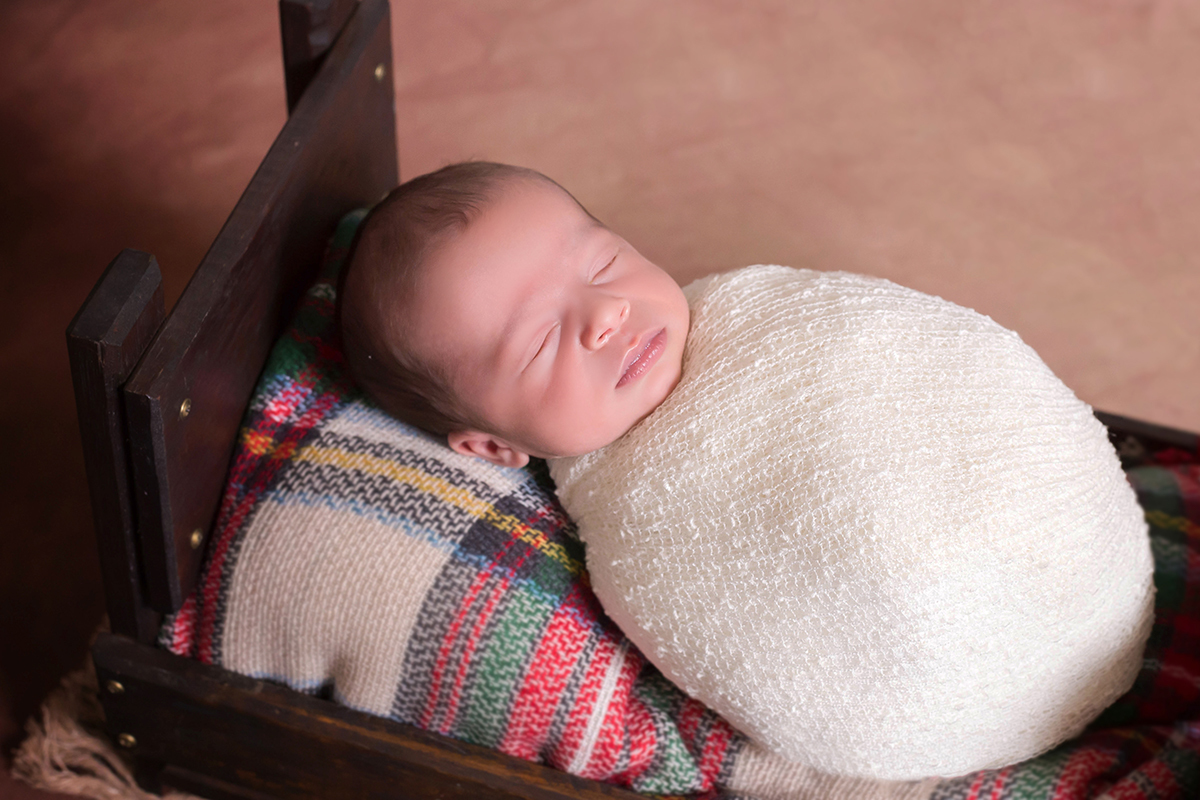 Foto newborn do José Pedro de 12 dias, em Pará de Minas. Prop caminha.