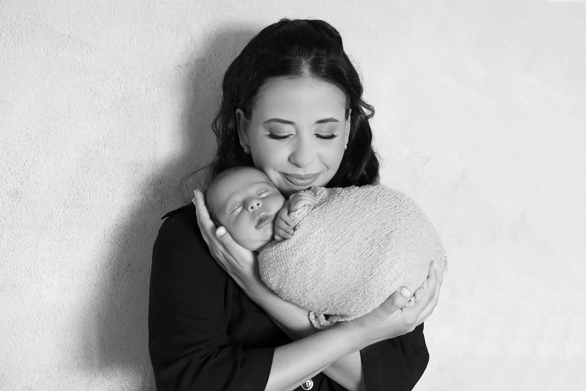 Foto com a mamãe, no ensaio de newborn do Adam de 21 dias, em Pará de Minas