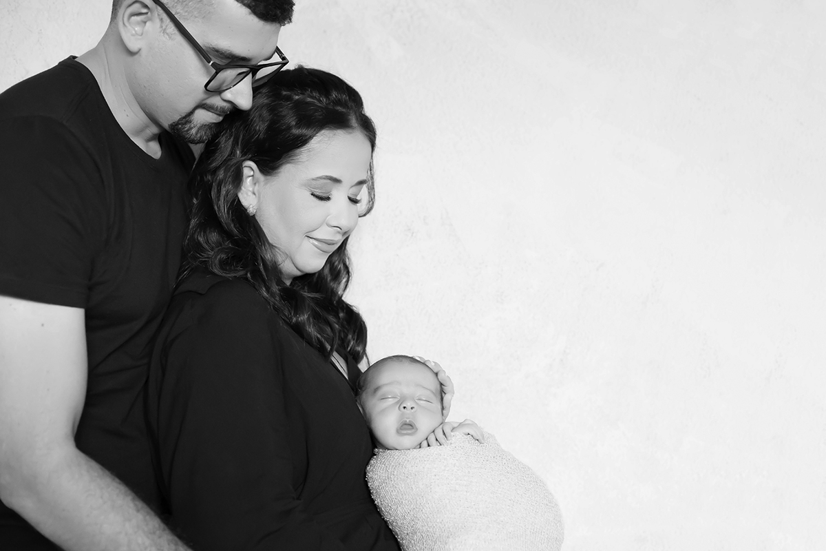 Foto com a papai e a mamãe, no ensaio de recém nascido do Adam de 21 dias em Pará de Minas