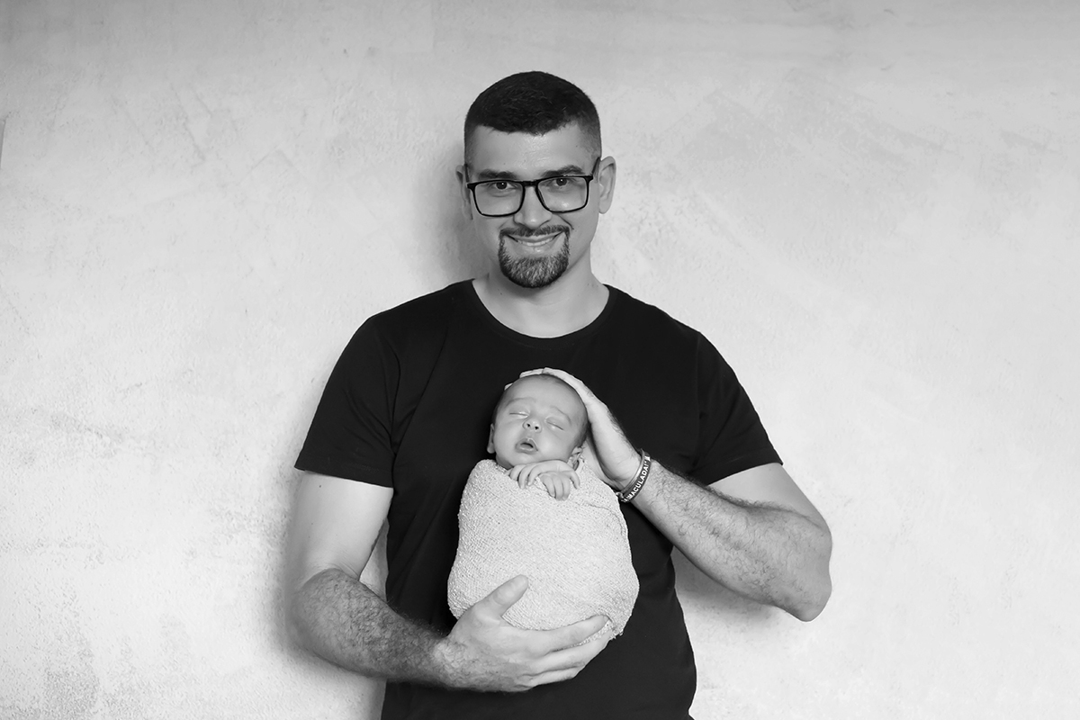 Foto com o papai no ensaio de newborn do Adam de 21 dias em Pará de Minas.